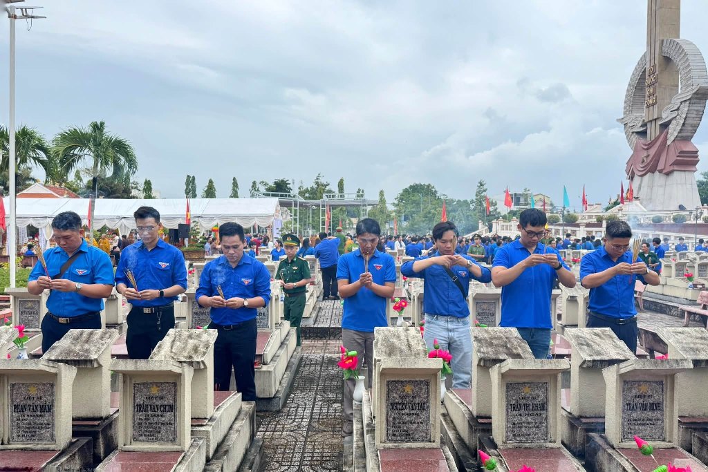 Thắp nến tri ân  - Khắc ghi công ơn các anh  hùng liệt sĩ